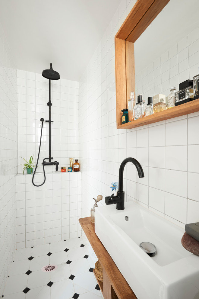 Imagen de cuarto de baño nórdico sin sin inodoro con baldosas y/o azulejos blancos, aseo y ducha, lavabo sobreencimera, suelo multicolor y ducha abierta