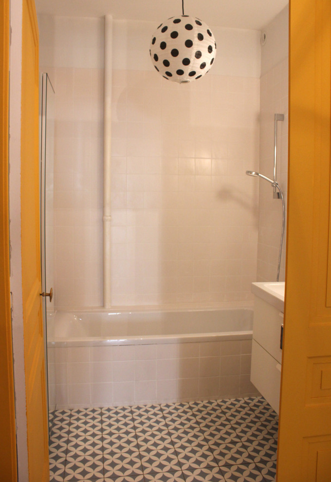 На фото: ванная комната среднего размера в современном стиле с полом из терракотовой плитки, душевой кабиной, разноцветным полом и открытым душем