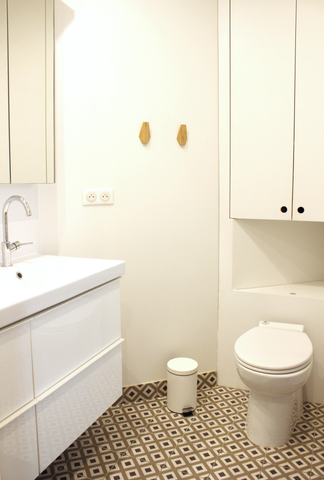 Idéer för ett litet modernt badrum med dusch, med luckor med profilerade fronter, klinkergolv i terrakotta, flerfärgat golv och med dusch som är öppen