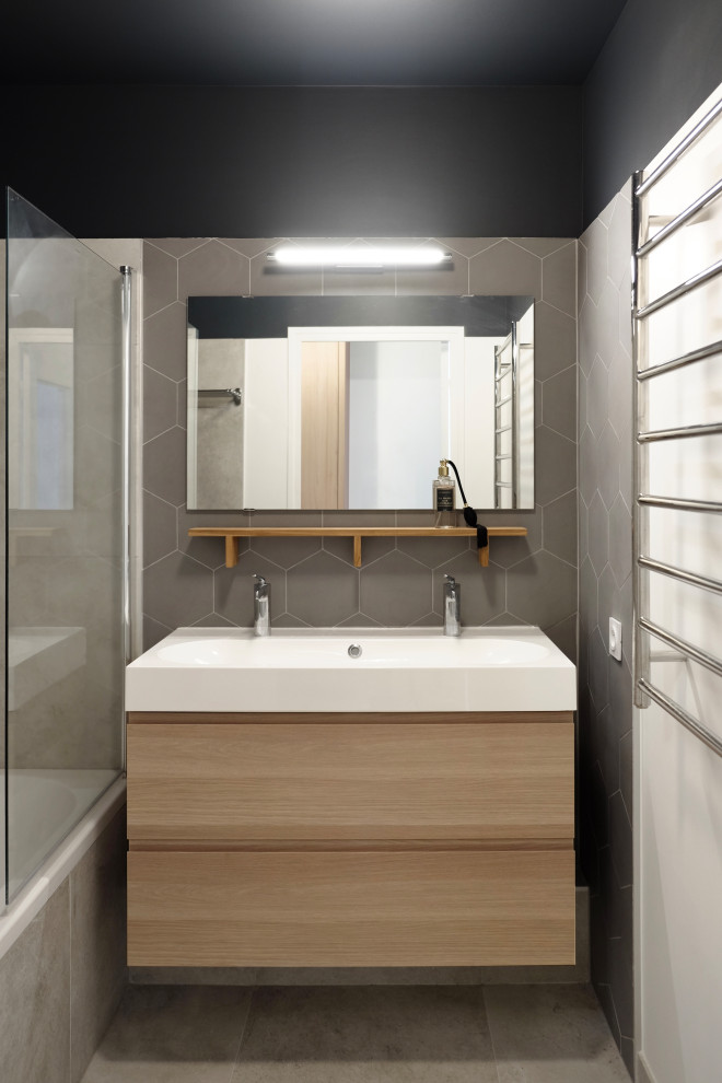 Idées déco pour une salle de bain contemporaine de taille moyenne avec un mur blanc et un sol en bois brun.