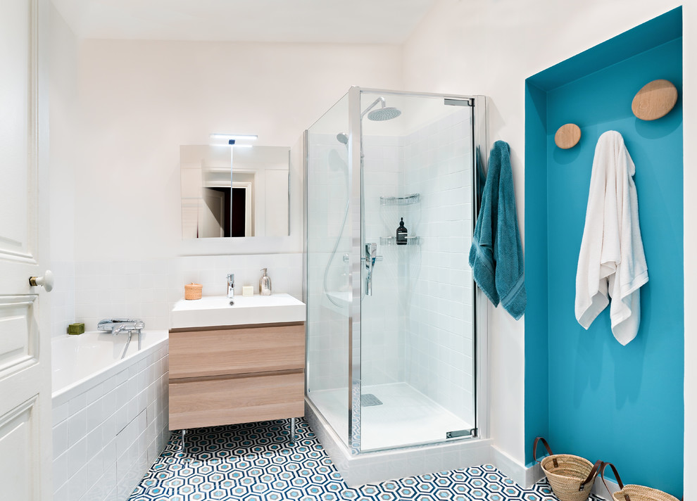 This is an example of a contemporary bathroom in Paris with cement tiles and blue walls.
