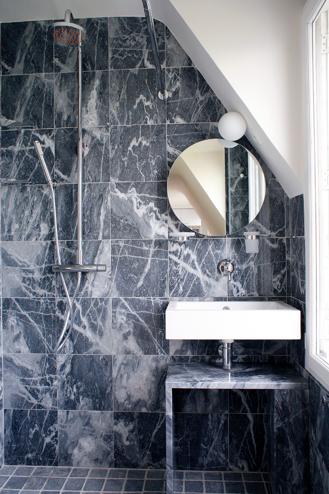 Bild på ett litet funkis badrum med dusch, med en kantlös dusch, grå kakel, stenkakel, grå väggar, marmorgolv och ett väggmonterat handfat