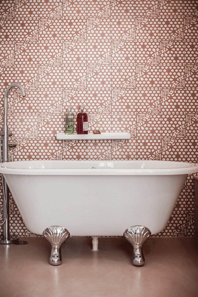 На фото: детская ванная комната среднего размера в современном стиле с ванной на ножках, розовой плиткой, цементной плиткой, розовыми стенами, бетонным полом, столешницей из бетона и розовым полом с