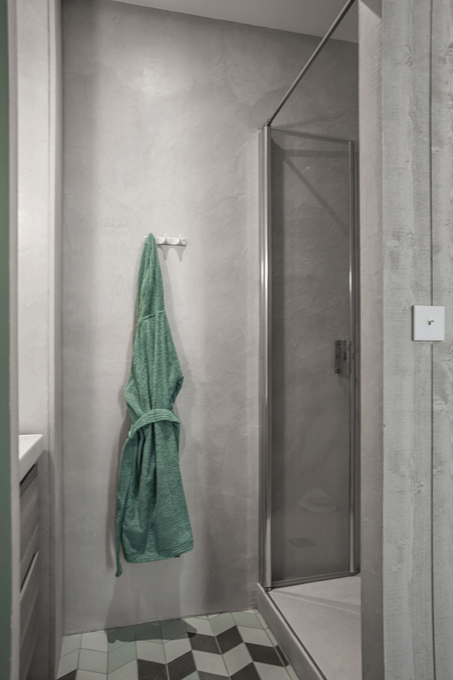 Imagen de cuarto de baño actual pequeño con ducha empotrada, paredes grises, suelo de baldosas de cerámica, aseo y ducha, lavabo bajoencimera, encimera de cemento, suelo verde y ducha con puerta con bisagras