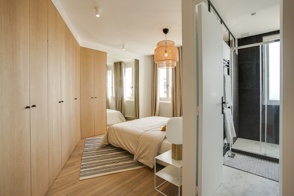 Idee per una piccola stanza da bagno con doccia scandinava con pareti bianche, parquet chiaro, ante bianche, piastrelle grigie, lavabo a consolle e pavimento bianco