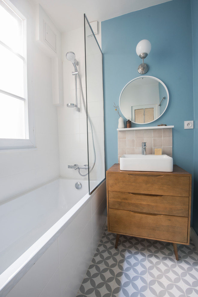 Kleines Mid-Century Badezimmer En Suite mit Nasszelle, beigen Fliesen, Terrakottafliesen, Einbauwaschbecken, Waschtisch aus Holz, offener Dusche und brauner Waschtischplatte in Paris