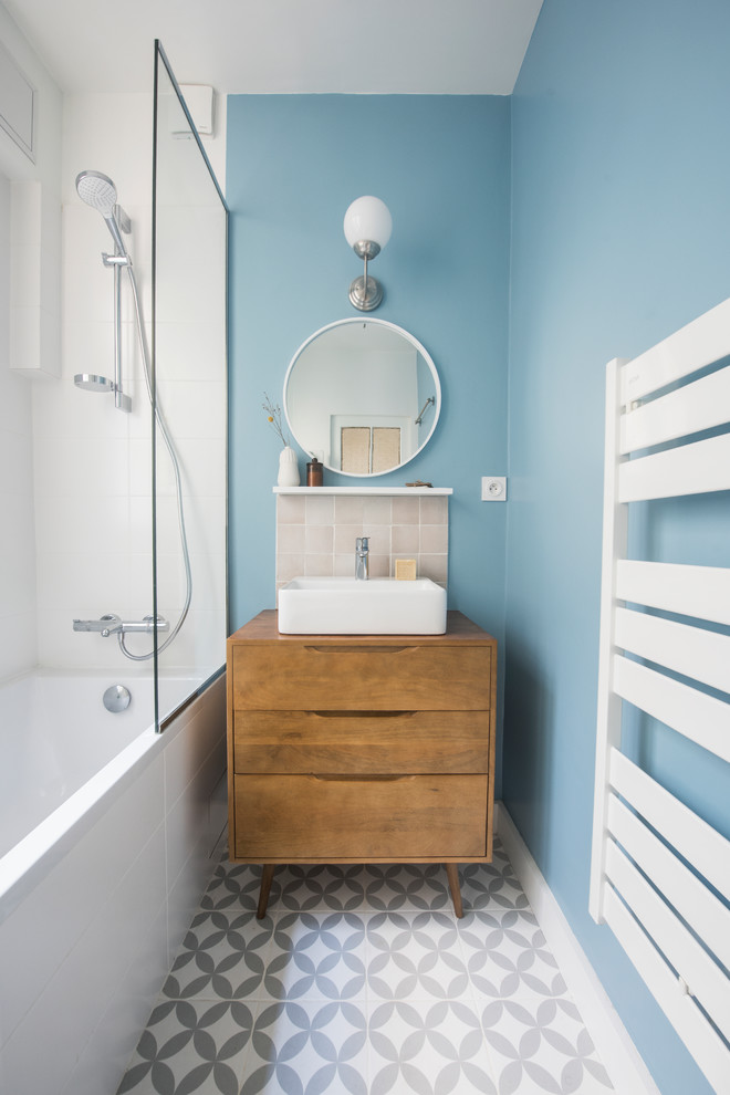 Cette image montre une petite salle de bain principale vintage avec un espace douche bain, un carrelage beige, des carreaux en terre cuite, un lavabo posé, un plan de toilette en bois, aucune cabine et un plan de toilette marron.