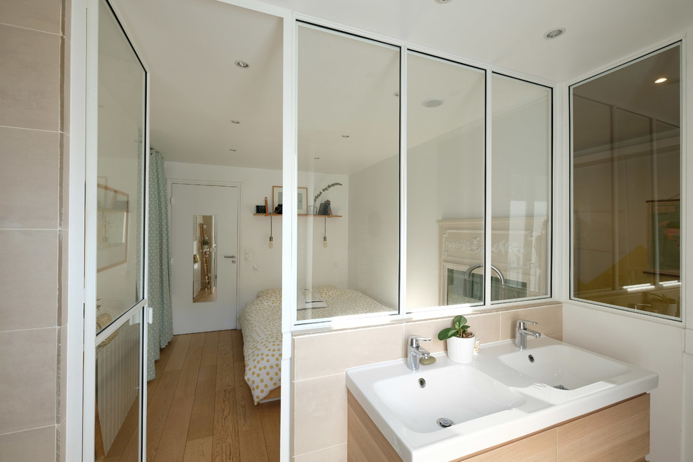 Idée de décoration pour une petite salle de bain nordique en bois clair avec un placard à porte plane, un bidet, un carrelage beige, des carreaux de céramique, un mur beige, un lavabo suspendu, un sol beige et un plan de toilette blanc.
