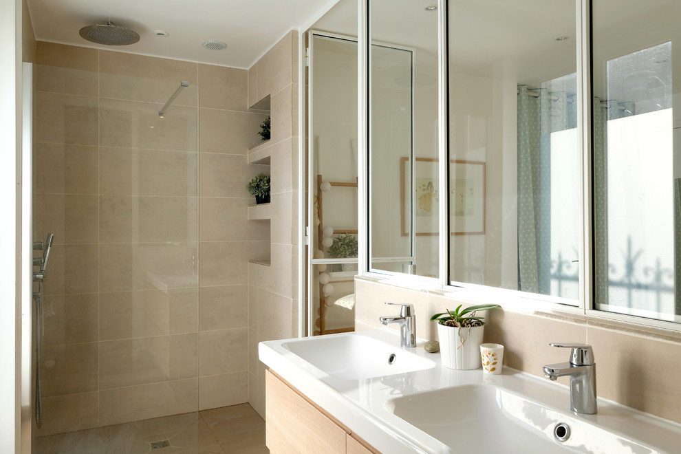 Idées déco pour une petite salle de bain scandinave en bois clair avec un placard à porte plane, une douche à l'italienne, un bidet, un carrelage beige, des carreaux de céramique, un mur beige, un lavabo suspendu, un sol beige et un plan de toilette blanc.