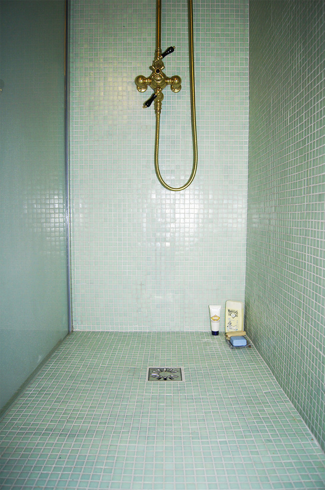 Cette image montre une salle d'eau bohème de taille moyenne avec une douche à l'italienne, WC suspendus, un carrelage vert, un sol en carrelage de terre cuite, un plan de toilette en bois et mosaïque.
