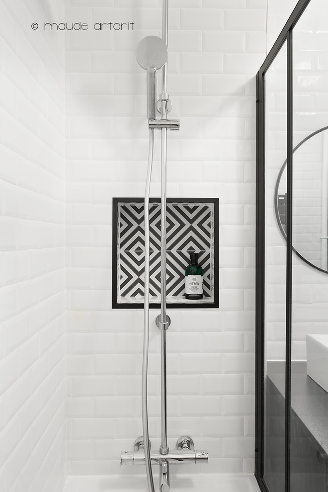 Diseño de cuarto de baño vintage con baldosas y/o azulejos de cemento, paredes blancas, suelo de azulejos de cemento y suelo negro