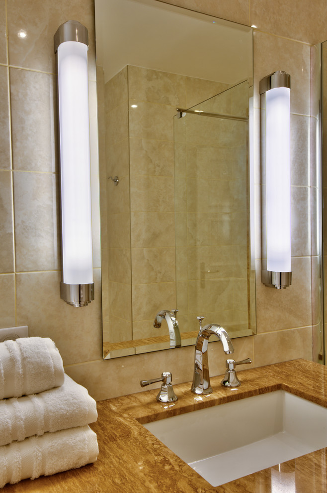 Idéer för att renovera ett litet vintage en-suite badrum, med luckor med profilerade fronter, vita skåp, en kantlös dusch, beige kakel, keramikplattor, beige väggar, klinkergolv i keramik, ett undermonterad handfat, marmorbänkskiva, beiget golv och med dusch som är öppen