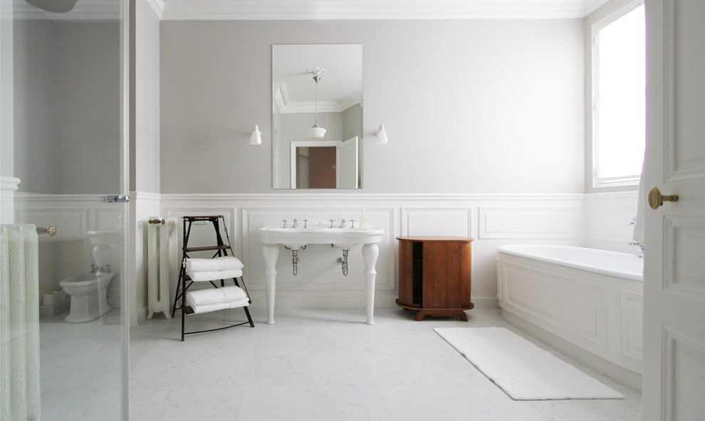 パリにあるヴィクトリアン調のおしゃれな浴室 (コンソール型シンク、置き型浴槽) の写真