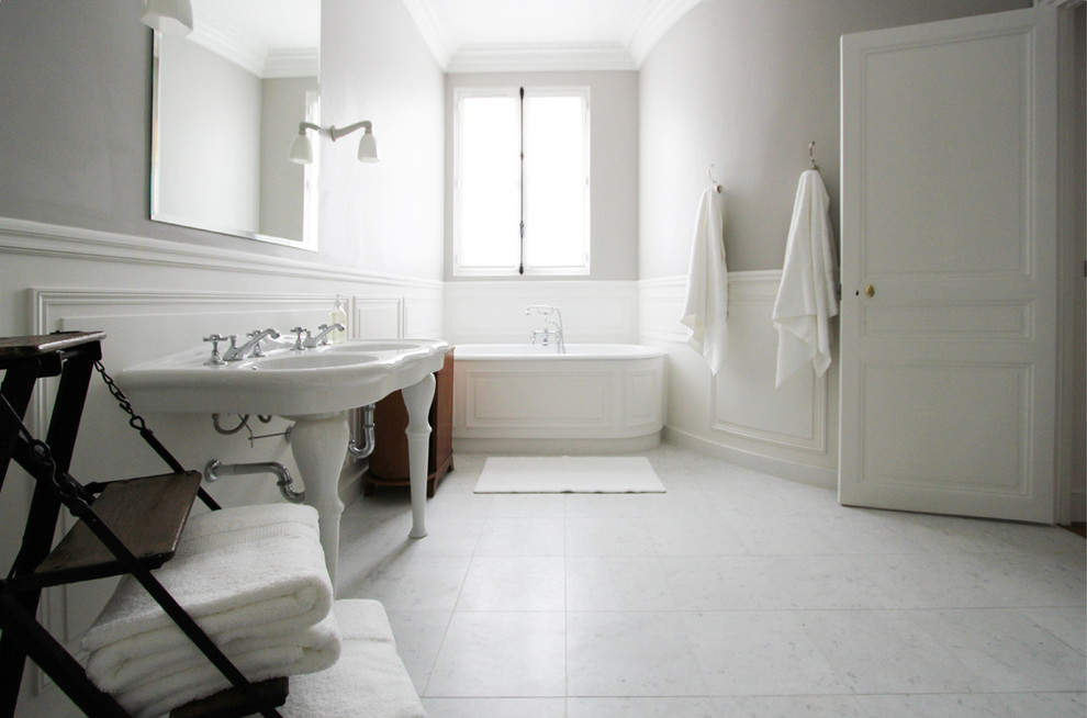 Идея дизайна: большая главная ванная комната в современном стиле с накладной ванной, душем над ванной, серыми стенами, мраморным полом и консольной раковиной