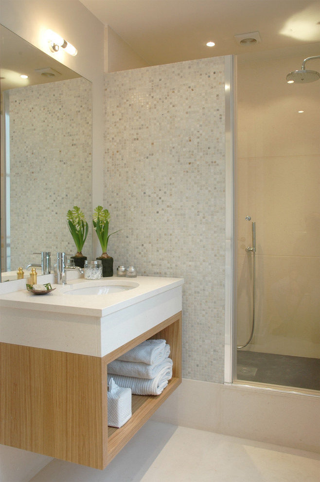 Réalisation d'une petite salle de bain design avec un placard sans porte, un carrelage beige, un carrelage blanc, un carrelage gris, un mur beige et un lavabo encastré.