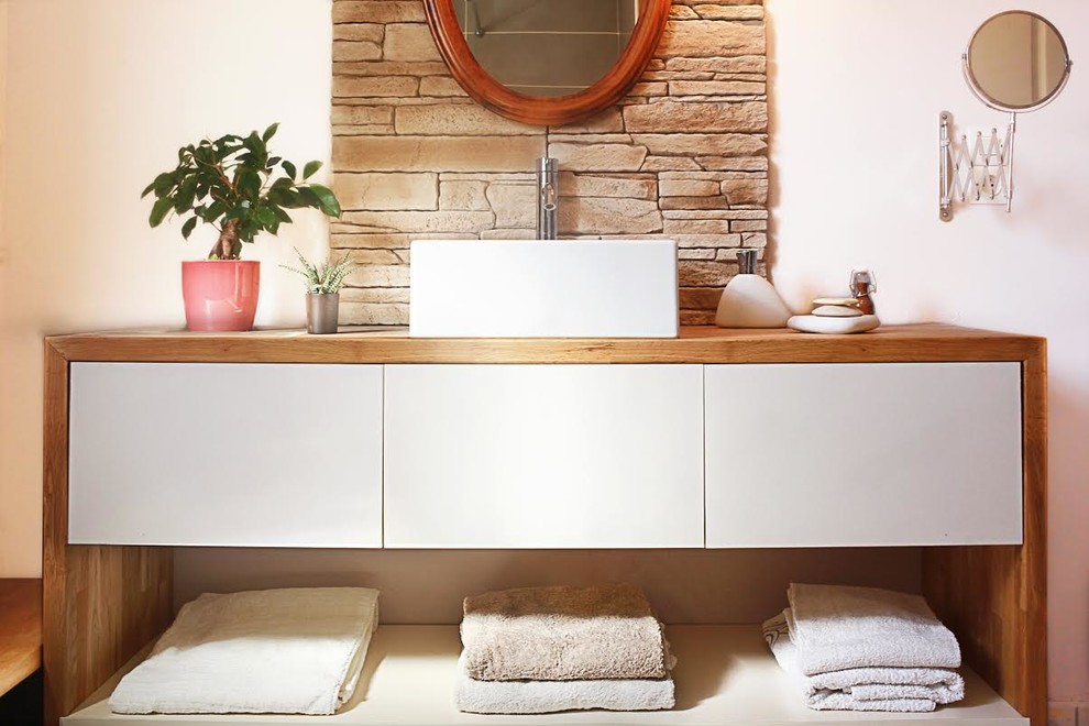 Стильный дизайн: ванная комната среднего размера в скандинавском стиле с душем без бортиков, белой плиткой, керамической плиткой, бежевыми стенами, полом из керамической плитки, душевой кабиной, консольной раковиной и столешницей из дерева - последний тренд