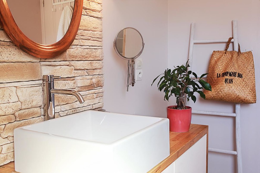Idéer för att renovera ett mellanstort skandinaviskt badrum med dusch, med en kantlös dusch, vit kakel, keramikplattor, beige väggar, klinkergolv i keramik, ett konsol handfat och träbänkskiva