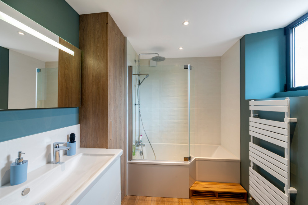 Idéer för ett mellanstort modernt vit badrum med dusch, med släta luckor, vita skåp, ett badkar i en alkov, en dusch/badkar-kombination, vit kakel, porslinskakel, gröna väggar, ett undermonterad handfat och brunt golv
