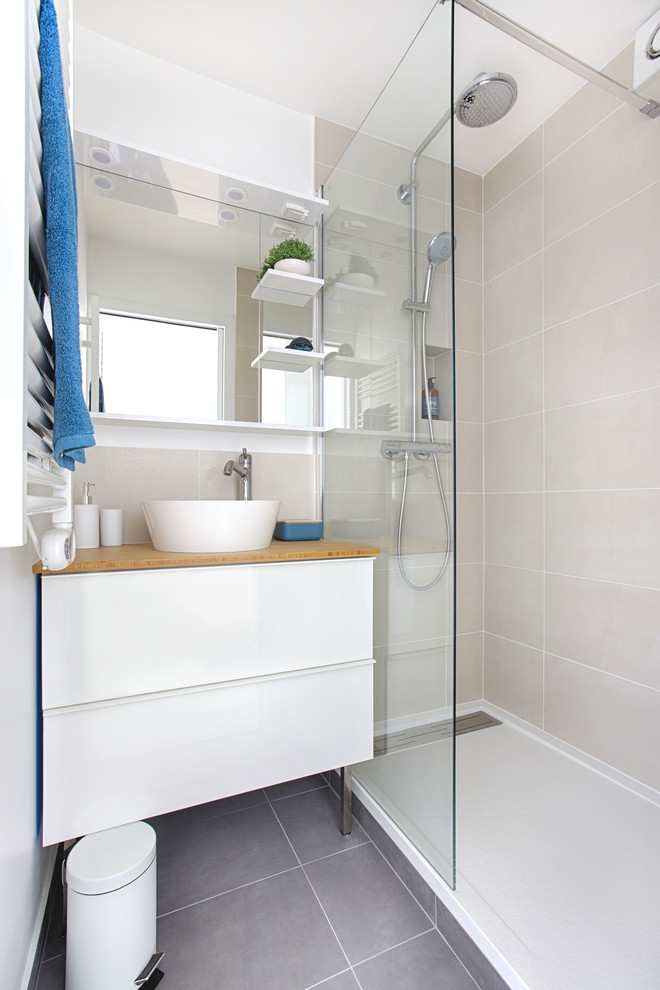 Inspiration pour une petite salle de bain principale design avec une douche à l'italienne, un carrelage beige, un plan vasque et un sol gris.