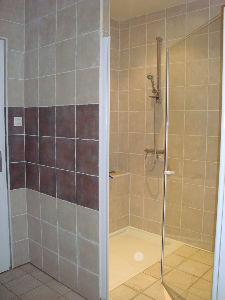 Foto på ett mellanstort lantligt beige en-suite badrum, med ett undermonterat badkar, blå kakel, svart kakel, perrakottakakel, träbänkskiva, dusch med gångjärnsdörr, en dusch i en alkov, beige väggar, klinkergolv i keramik, ett konsol handfat och beiget golv