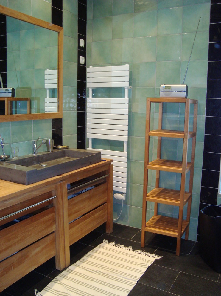 Bild på ett mellanstort lantligt beige beige en-suite badrum, med ett undermonterat badkar, blå kakel, svart kakel, perrakottakakel, blå väggar, träbänkskiva, en dusch i en alkov, klinkergolv i keramik, ett konsol handfat, svart golv och dusch med gångjärnsdörr