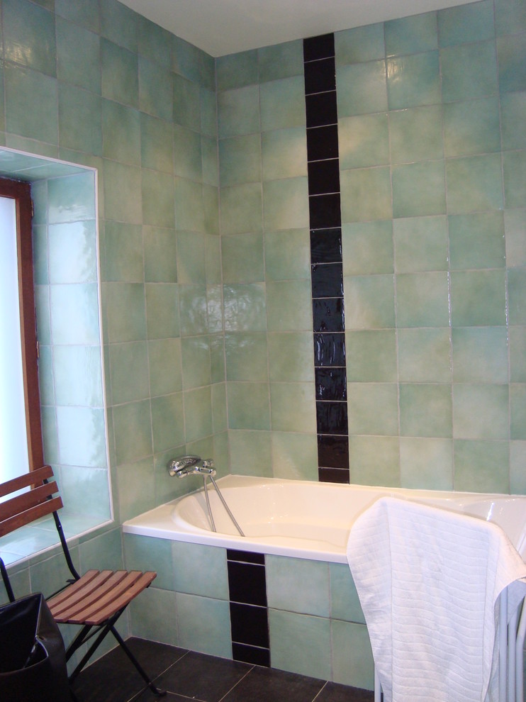 Стильный дизайн: главная ванная комната среднего размера в стиле кантри с полновстраиваемой ванной, синей плиткой, черной плиткой, терракотовой плиткой, синими стенами, полом из керамической плитки, черным полом, душем в нише, душем с распашными дверями и консольной раковиной - последний тренд