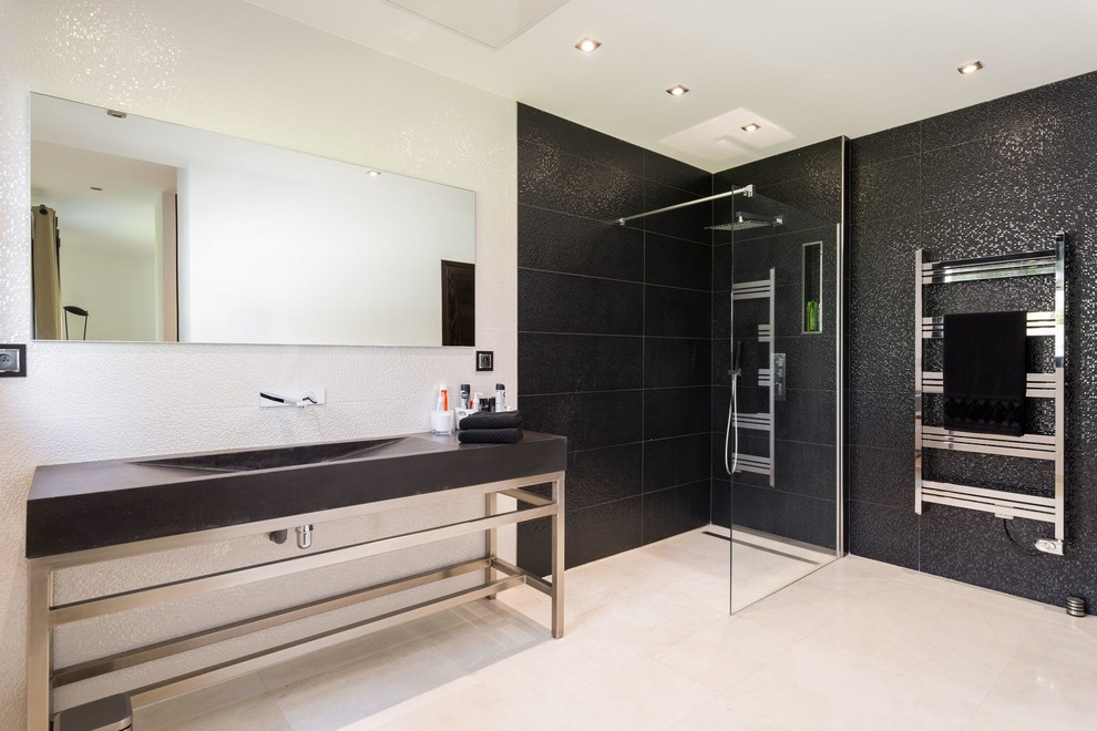 Mittelgroßes Modernes Duschbad mit bodengleicher Dusche, weißen Fliesen, schwarzen Fliesen, Mosaikfliesen, Keramikboden, integriertem Waschbecken und offener Dusche in Saint-Etienne