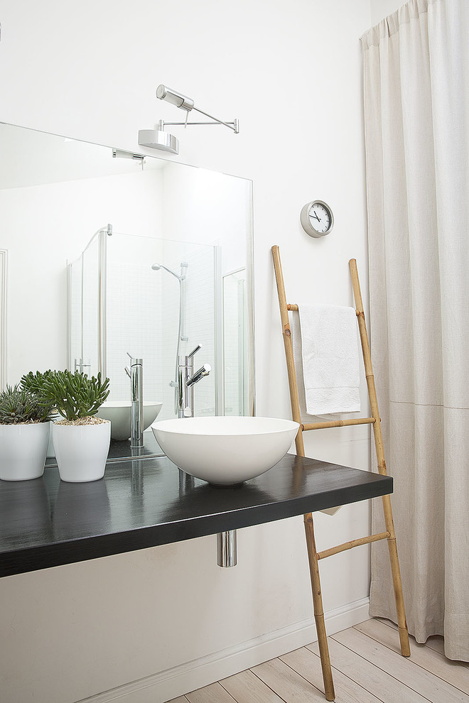 На фото: ванная комната среднего размера в стиле неоклассика (современная классика) с угловым душем, белыми стенами, светлым паркетным полом, настольной раковиной и душевой кабиной