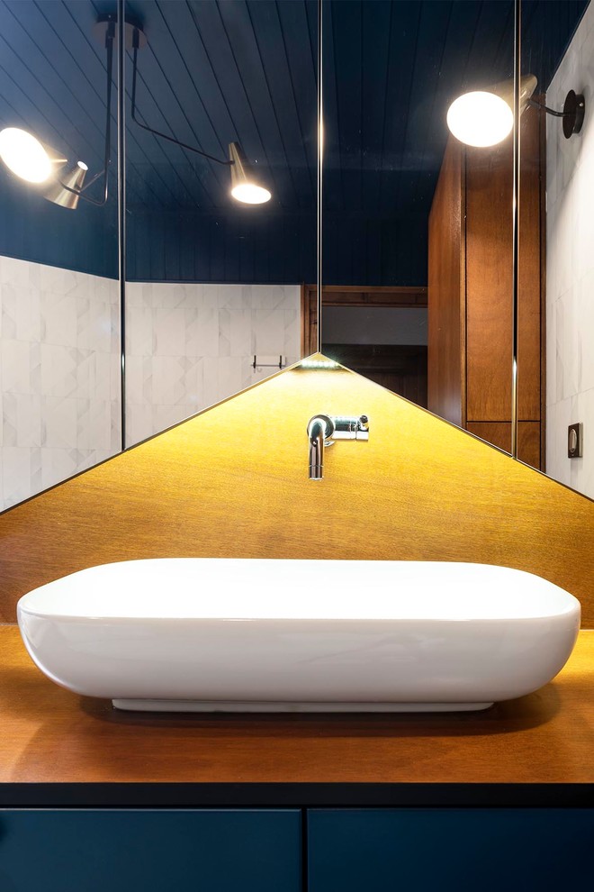 Foto på ett litet funkis en-suite badrum, med ett platsbyggt badkar, en vägghängd toalettstol, marmorgolv och ett konsol handfat