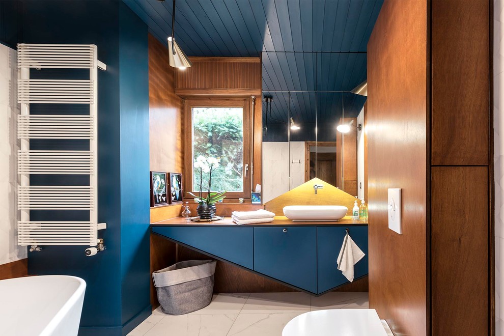 Idées déco pour une petite salle de bain principale contemporaine avec une baignoire posée, WC suspendus, un sol en marbre et un plan vasque.