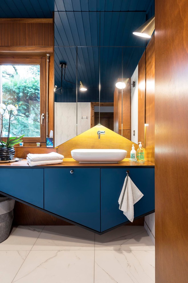 クレルモン・フェランにあるコンテンポラリースタイルのおしゃれな浴室 (大理石の床、フラットパネル扉のキャビネット、青いキャビネット、ベッセル式洗面器、白い床) の写真
