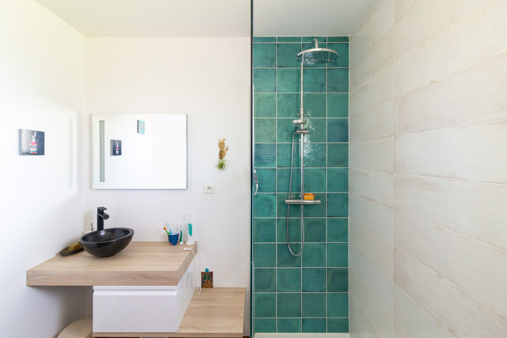 Пример оригинального дизайна: маленькая ванная комната в стиле модернизм с душем без бортиков, зеленой плиткой, белыми стенами, полом из бамбука, душевой кабиной, консольной раковиной и тумбой под одну раковину для на участке и в саду