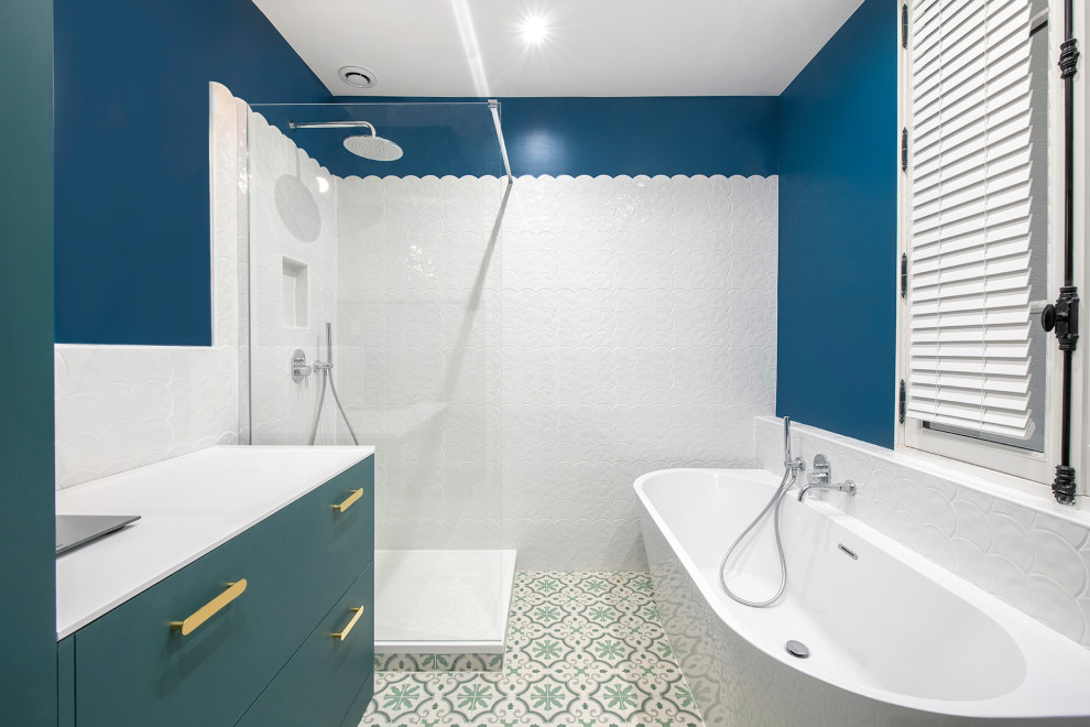 Bild på ett mellanstort funkis en-suite badrum, med släta luckor, gröna skåp, en hörndusch, vit kakel, keramikplattor, vita väggar, klinkergolv i keramik, ett fristående handfat, bänkskiva i akrylsten, grönt golv och dusch med duschdraperi
