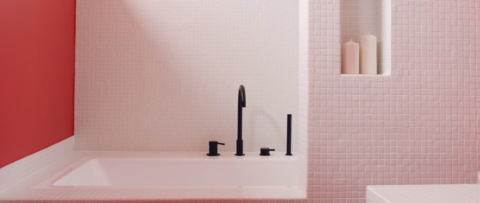 Ispirazione per una piccola stanza da bagno con doccia minimal con ante a filo, vasca sottopiano, piastrelle a mosaico e mobile bagno incassato