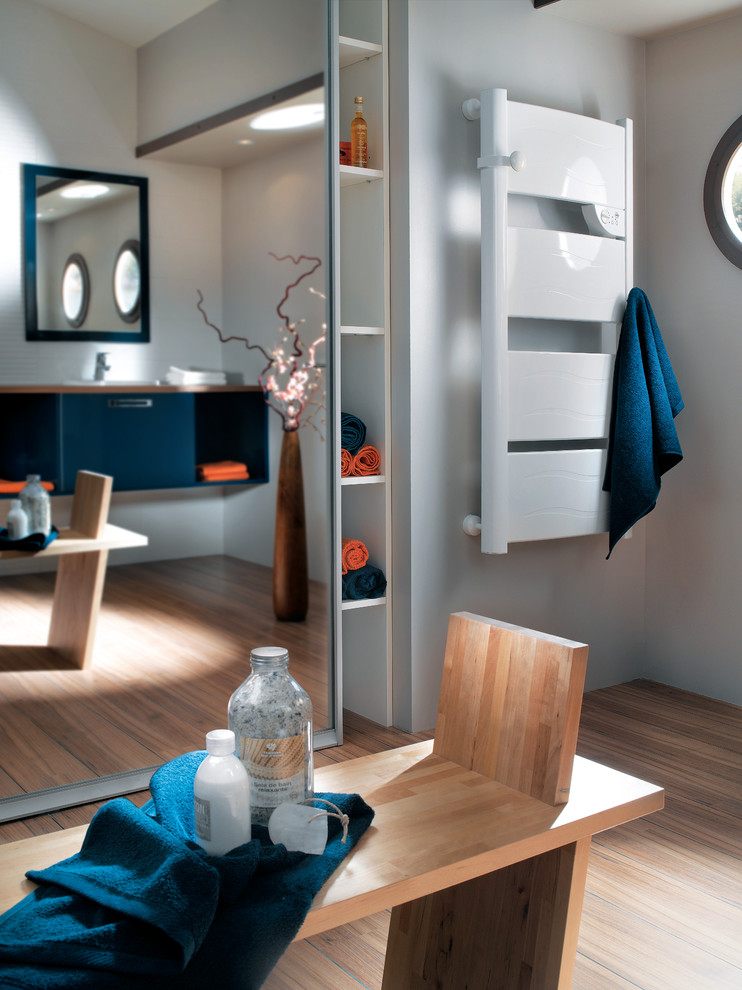 На фото: ванная комната среднего размера в современном стиле с коричневой плиткой, белыми стенами, паркетным полом среднего тона, душевой кабиной и столешницей из дерева с