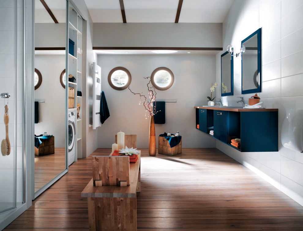 Esempio di una stanza da bagno con doccia stile marino di medie dimensioni con piastrelle marroni, pareti bianche, pavimento in legno massello medio e top in legno