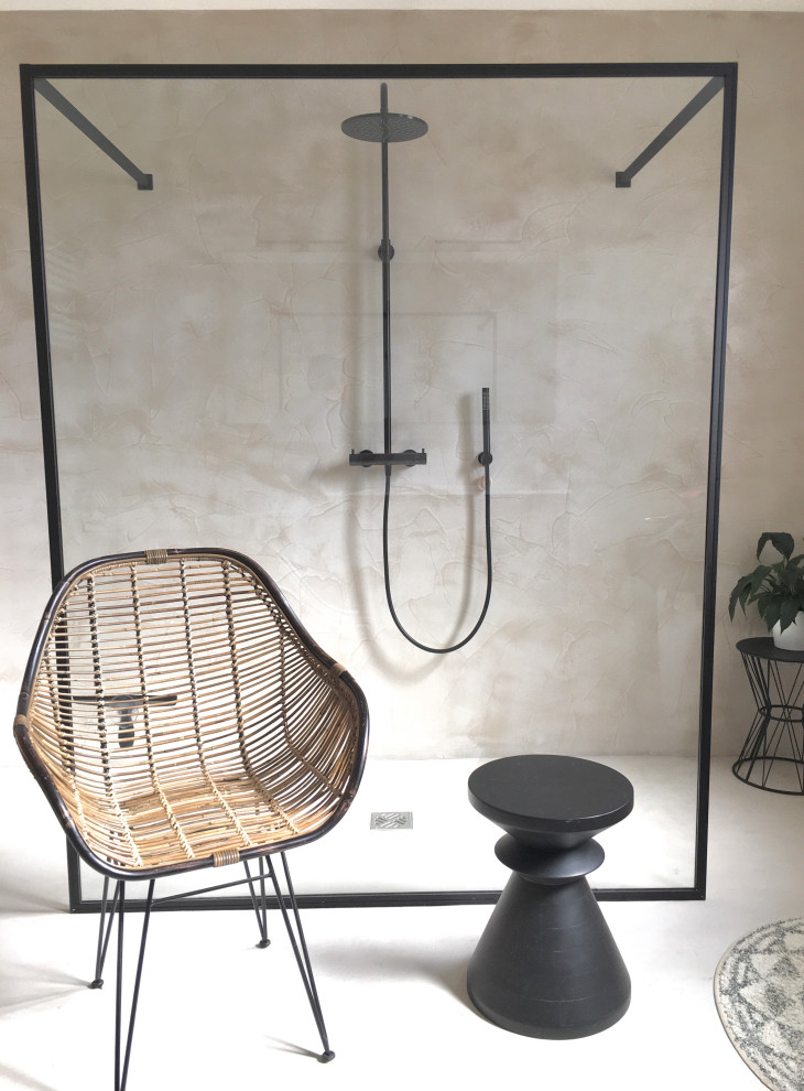Foto di una grande stanza da bagno con doccia minimal con pareti beige, pavimento in cemento, pavimento beige e top bianco