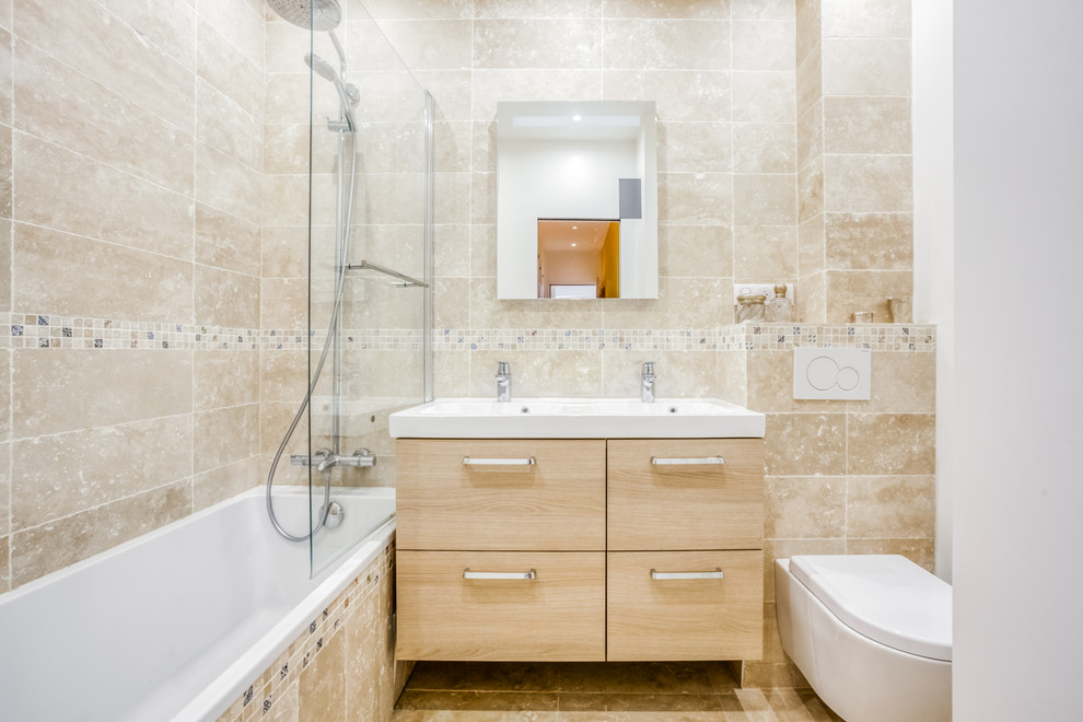 Источник вдохновения для домашнего уюта: ванная комната в современном стиле с плоскими фасадами, светлыми деревянными фасадами, ванной в нише, душем над ванной, бежевой плиткой, разноцветной плиткой, бежевыми стенами, бежевым полом, тумбой под две раковины, подвесной тумбой и плиткой мозаикой