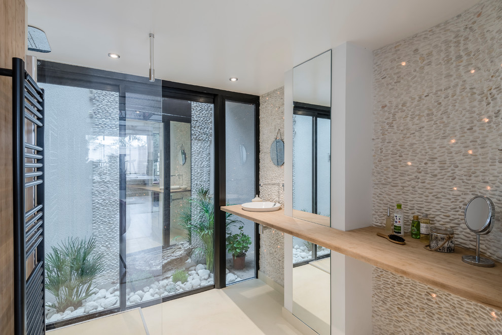 Inspiration for a contemporary bathroom remodel in Nantes