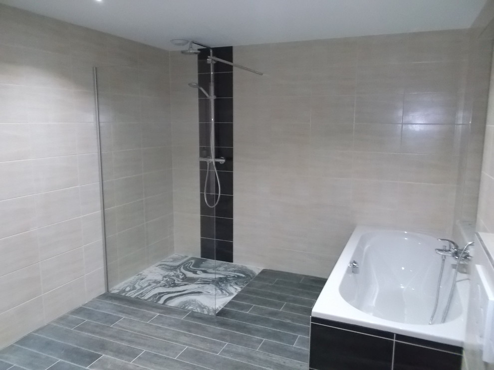 На фото: ванная комната в современном стиле с угловой ванной, душем без бортиков, бежевой плиткой, цементной плиткой, бежевыми стенами, полом из цементной плитки, столешницей из плитки, серым полом и открытым душем