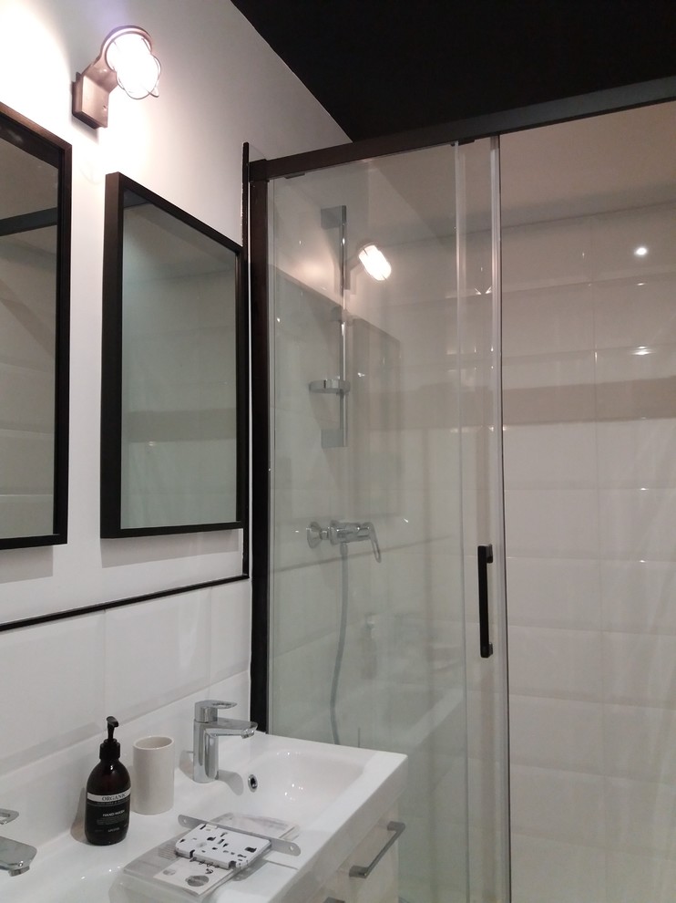 Стильный дизайн: маленькая ванная комната в стиле ретро с белыми стенами, темным паркетным полом и душевой кабиной для на участке и в саду - последний тренд
