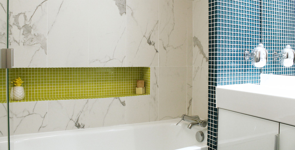Свежая идея для дизайна: главная ванная комната в современном стиле с белыми фасадами, раздельным унитазом и белыми стенами - отличное фото интерьера