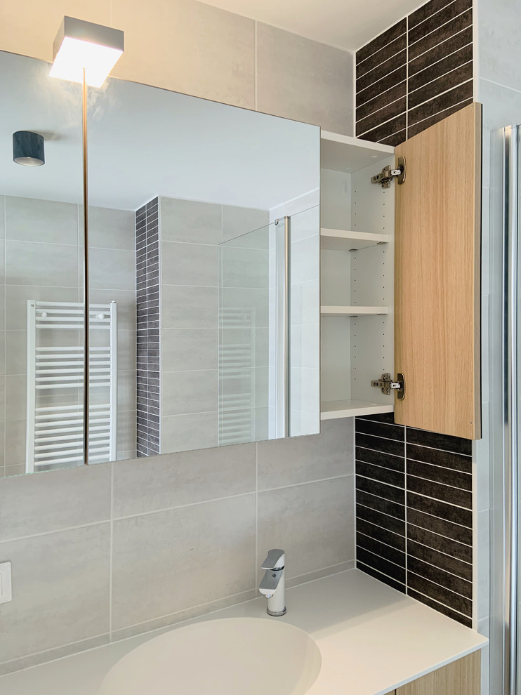 Imagen de cuarto de baño principal contemporáneo pequeño con armarios con puertas mallorquinas, puertas de armario de madera clara y encimera de laminado