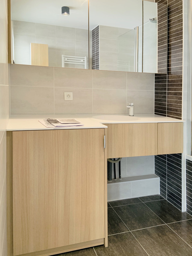 Cette photo montre une petite salle de bain principale tendance en bois clair avec un placard à porte persienne et un plan de toilette en stratifié.