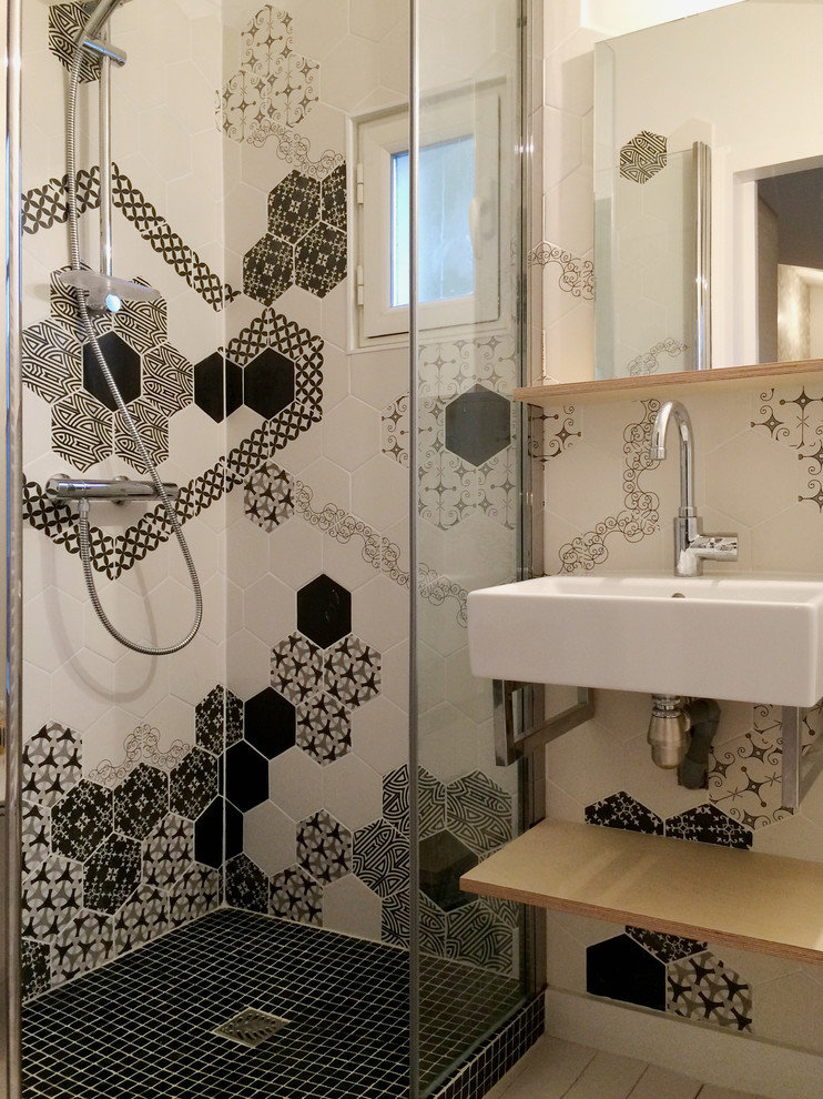 Cette photo montre une petite salle d'eau scandinave en bois clair avec une douche à l'italienne, WC suspendus, un carrelage noir et blanc, parquet peint, un lavabo suspendu, un sol blanc et un mur blanc.