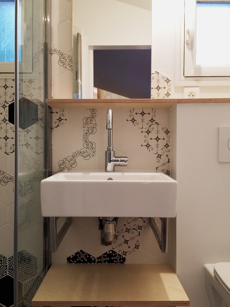 Свежая идея для дизайна: маленькая ванная комната в скандинавском стиле с душем без бортиков, инсталляцией, черно-белой плиткой, деревянным полом, душевой кабиной, подвесной раковиной, белым полом, белыми стенами, светлыми деревянными фасадами и керамической плиткой для на участке и в саду - отличное фото интерьера