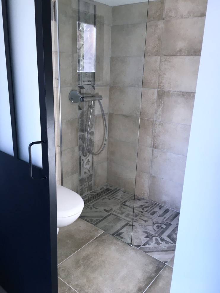 Cette image montre une petite salle d'eau vintage en bois clair avec un placard à porte affleurante, une douche à l'italienne, WC suspendus, un carrelage beige, des carreaux de céramique, un mur beige, un sol en carrelage de céramique, un lavabo suspendu et un sol gris.
