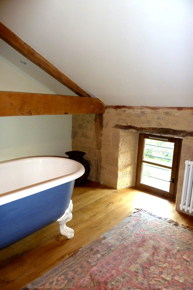This is an example of a farmhouse bathroom in Toulouse.