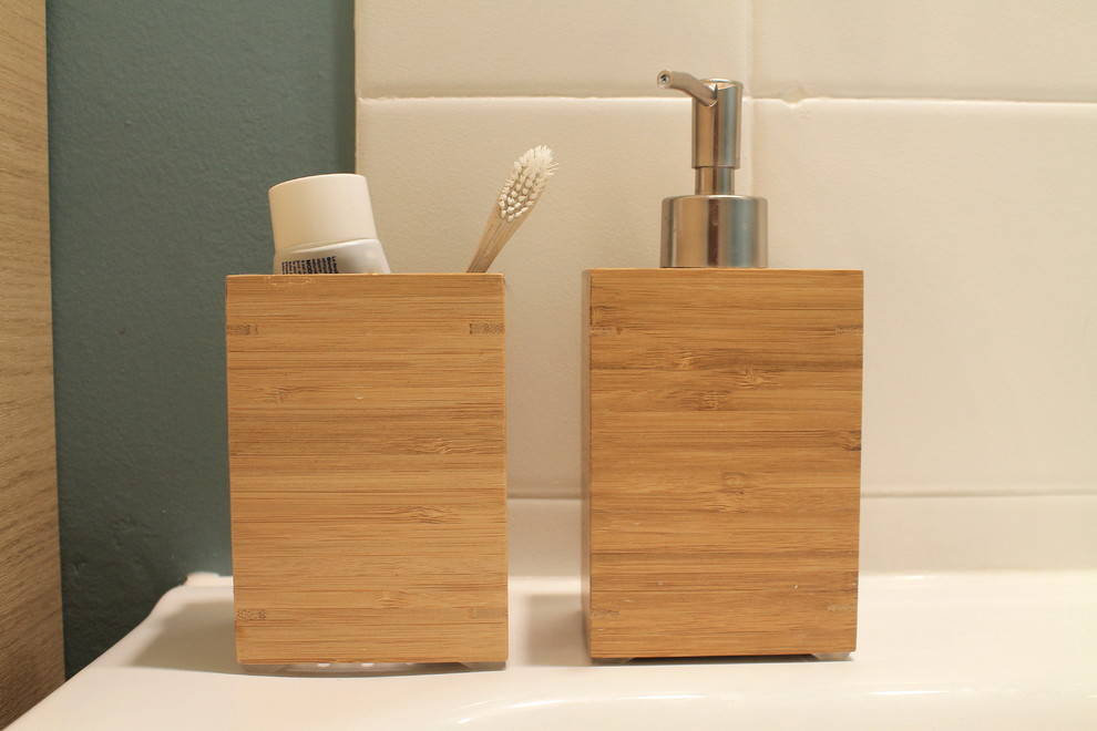 Bild på ett litet funkis badrum med dusch, med skåp i ljust trä, vit kakel och vinylgolv