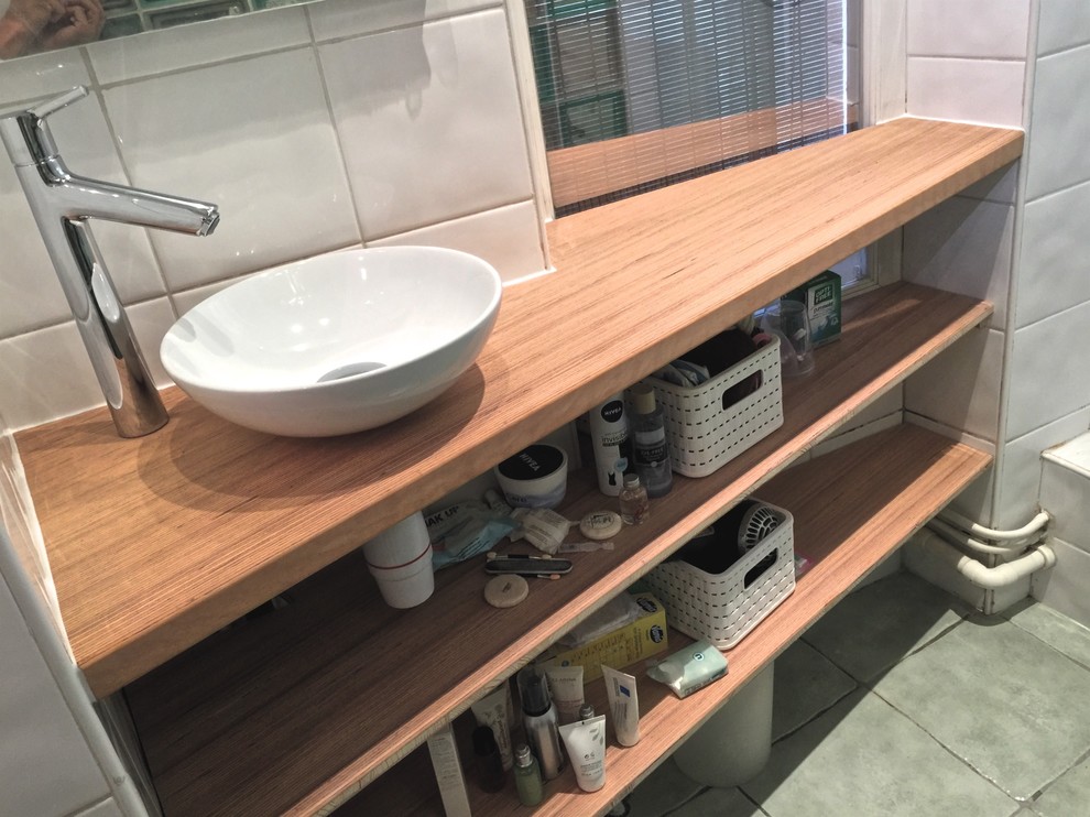 Kleines Modernes Badezimmer En Suite mit weißen Fliesen, weißer Wandfarbe, Aufsatzwaschbecken und Waschtisch aus Holz in Angers